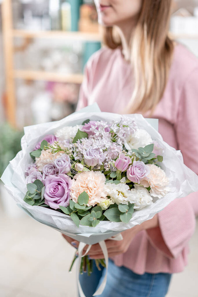 女性の手に美しい花束。花屋さんのお花屋さんの仕事。新鮮な切り花をお届けします。ヨーロッパフラワーショップ. - 写真・画像