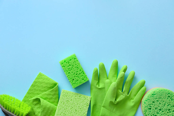 Set Reinigungsmittel auf farbigem Hintergrund - Foto, Bild