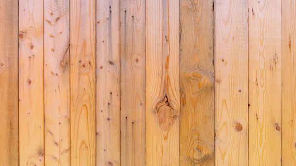 Απλό ανακυκλωμένο ξύλινο υπόβαθρο σε πάνελ, που δείχνει κόκκους ξύλου και ξηρούς καρπούς, με ατέλειες. Αντιγράψτε χώρο και ελαφρώς θολή φόντο, με ρουστίκ στυλ. Το ξύλο δεν έχει ξεπεραστεί.. - Φωτογραφία, εικόνα