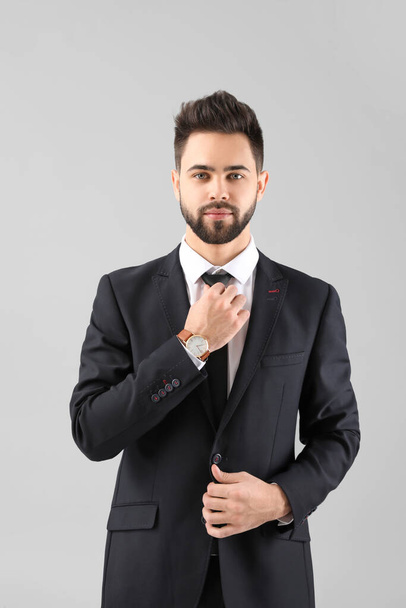 Handsome businessman with healthy hair on light background - Foto, Imagen