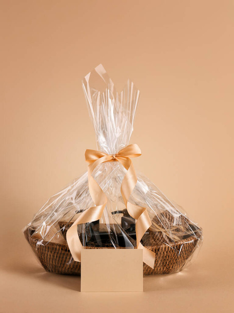Košík s dárky pro Den matek na barevném pozadí - Fotografie, Obrázek