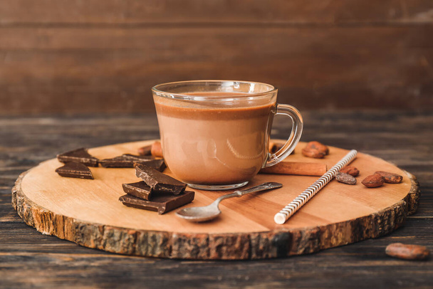 Чашка горячего шоколада на столе
 - Фото, изображение