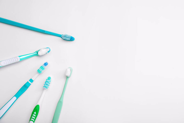 Cepillos de dientes con pasta sobre fondo blanco
 - Foto, Imagen