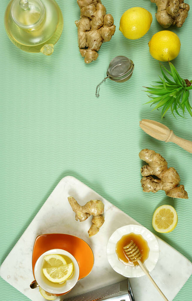 Thé au gingembre servi avec citron et miel
. - Photo, image