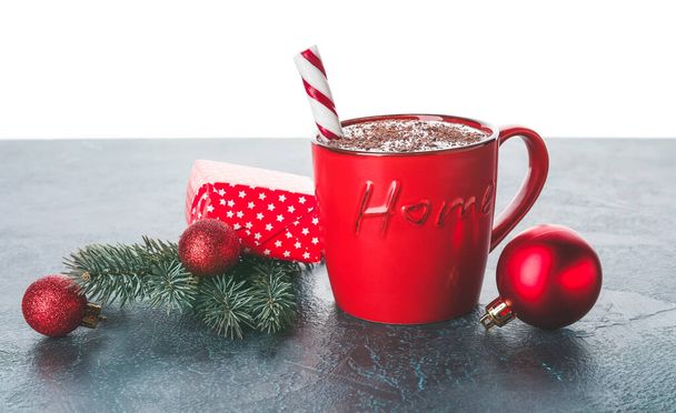 Copo de chocolate quente e decoração de Natal na mesa contra fundo branco
 - Foto, Imagem