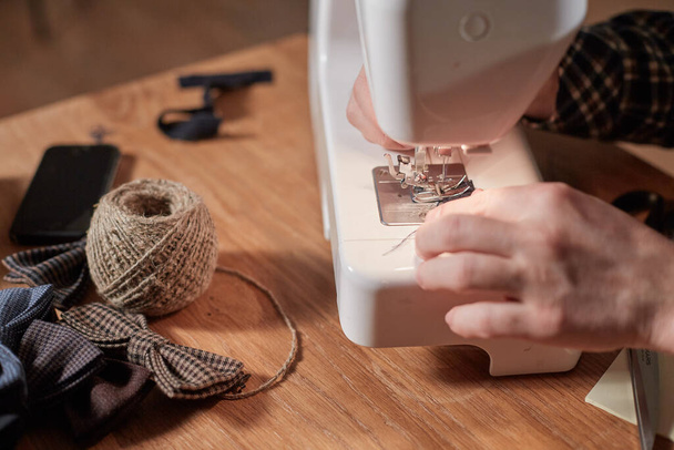 Sartoria rende papillon di tessuto di lana. Lavoro con macchina da cucire in uno studio tessile
. - Foto, immagini