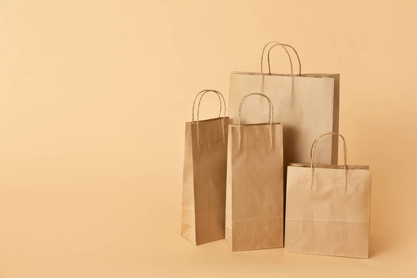 Papírové nákupní tašky na barevném pozadí - Fotografie, Obrázek