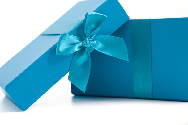 Opened turquoise blue gift box with a bow - Фото, зображення
