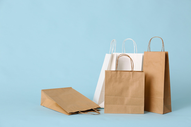 Bolsas de compras de papel sobre fondo de color
 - Foto, Imagen