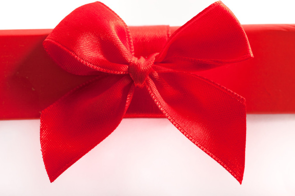 Romantic red bow on a Christmas or Valentines gift - Foto, Bild