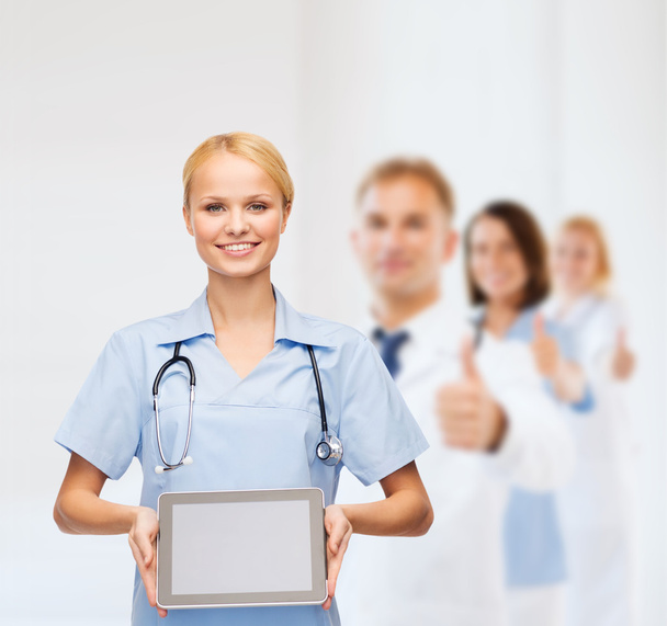 Усміхнена жінка-лікар або медсестра з планшетним ПК
 - Фото, зображення