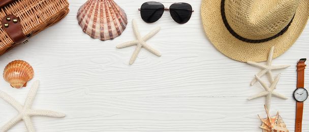 Sombrero de verano y gafas de sol con relojes de pulsera y conchas sobre fondo de madera blanca
 - Foto, Imagen