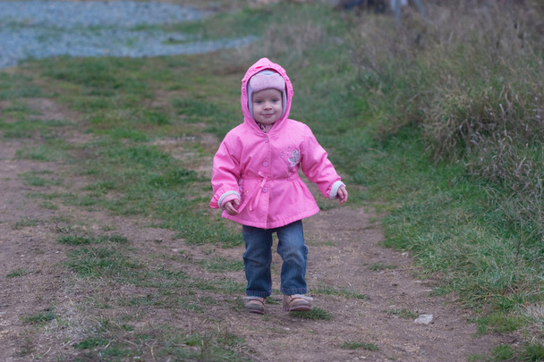kleines Mädchen zu Fuß - Foto, Bild