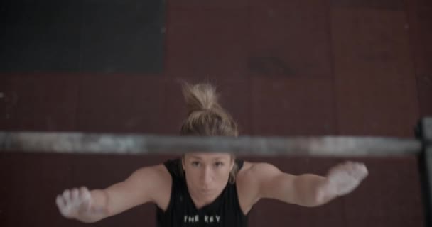 Athlete Ponytail Exercising On Chin-Up Bar - Materiał filmowy, wideo