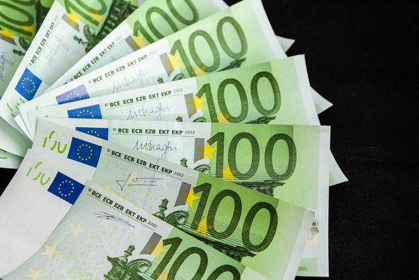 100 євро - повний набір банкнот євро, ізольованих на чорному тлі, на чорному тлі. - Фото, зображення