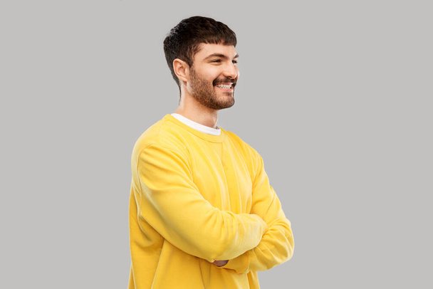 young man in yellow sweatshirt with crossed arms - Foto, immagini