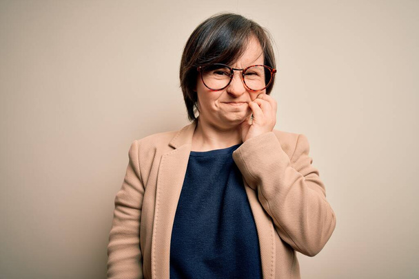 Young down syndrom obchodní žena nosí brýle stojící nad izolovaným pozadím dotýkající se úst rukou s bolestivým výrazem, protože bolest zubů nebo zubní onemocnění na zubech. Zubař - Fotografie, Obrázek