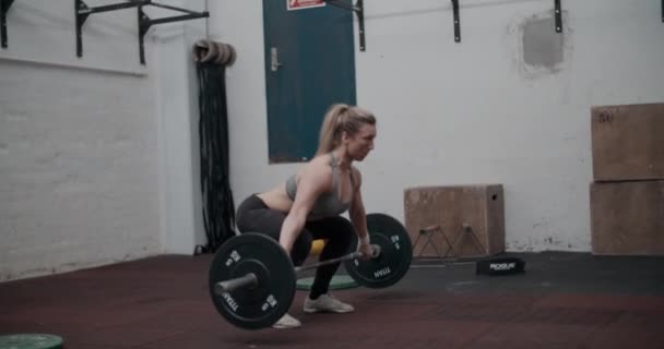 Mladá žena Power Lifter v tělocvičně - Záběry, video