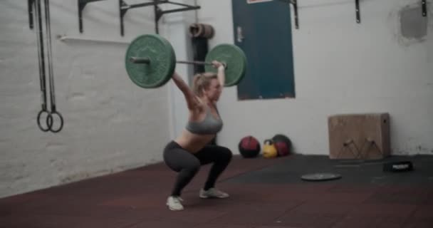 Vrouwelijke atleet liften zware lange halter - Video