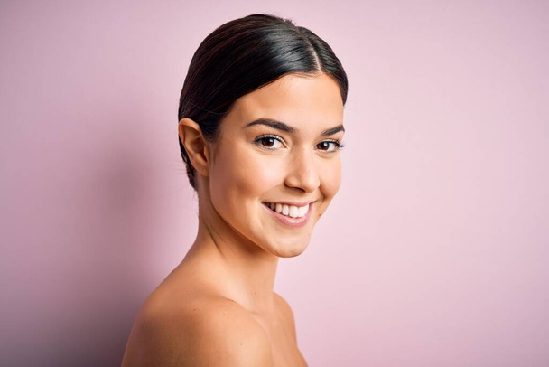 Close up of young beautiful woman with clear and pure skin. Perfect and clean skincare wearing natural makeup. Smiling happy looking fresh and healthy. - Foto, imagen