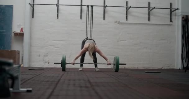 Žena sportovec zvedání těžké činky - Záběry, video