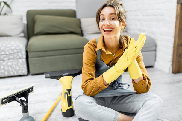 Femme au foyer avec outils de nettoyage à la maison
 - Photo, image