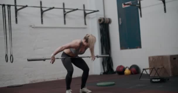 Vrouwelijke atleet oefenen met lange halter voor het toevoegen van gewichten - Video