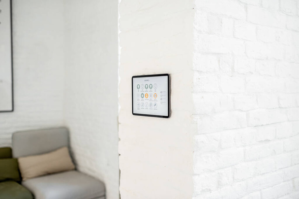 Painel de tela sensível ao toque de uma casa inteligente
 - Foto, Imagem