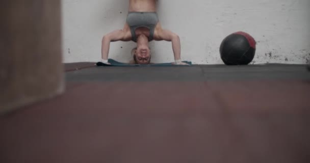 Női sportoló Lift Body From Headstand - Felvétel, videó