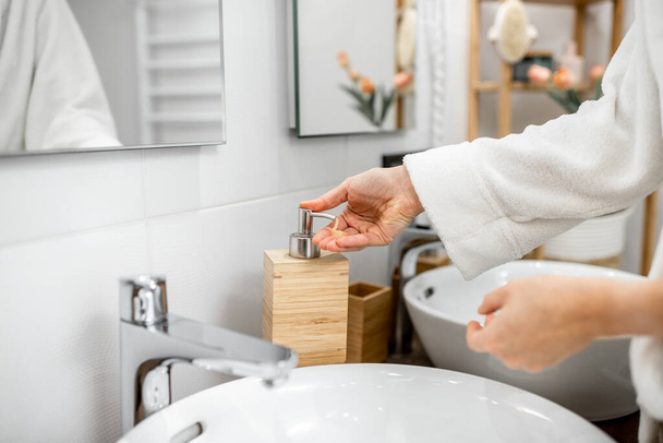 Nő kezet mos, közelről - Fotó, kép