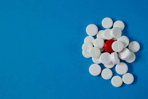 medicine and health, a slide of white and red pills on a blue background from above - Φωτογραφία, εικόνα