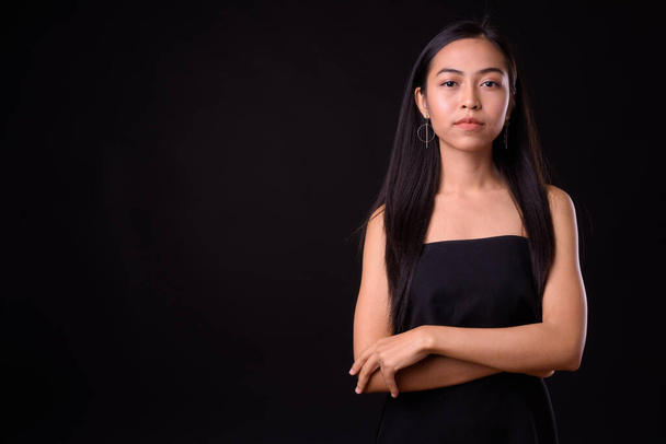 腕を組んで美しいアジアの若い女性の肖像画が交差 - 写真・画像