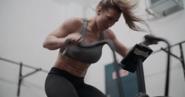 Női atléta Kerékpározás kereszt képzés Kerékpár - Felvétel, videó