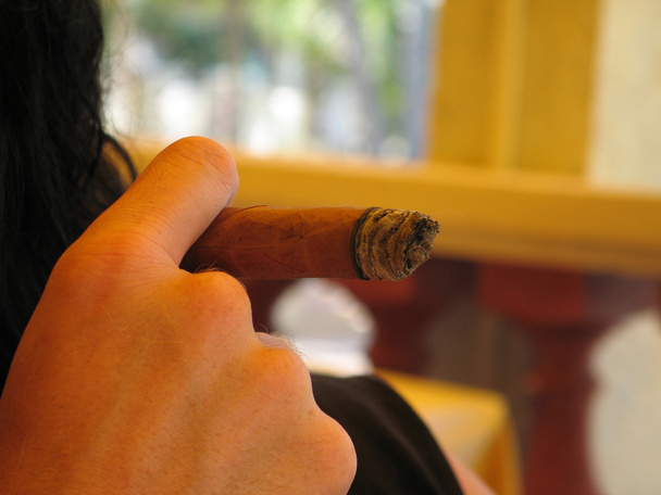 Чоловік курить сигару
 - Фото, зображення