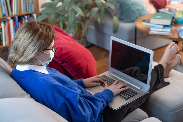 студент, який використовує онлайн-навчання, дистанційне навчання онлайн-освіта, карантин коронавірусу
 - Фото, зображення