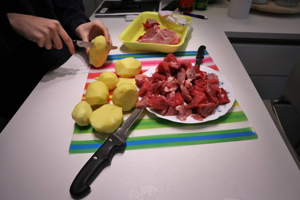 Φάση προετοιμασίας του σπιτικού κρέατος στιφάδο - Φωτογραφία, εικόνα