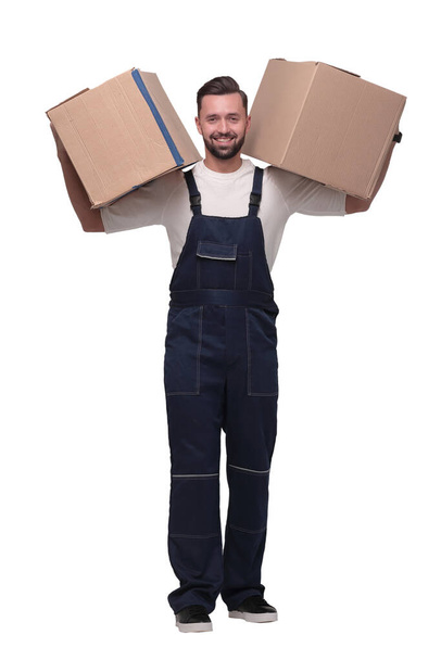 in full growth. a smiling man with cardboard boxes on his shoulders - Foto, Imagem
