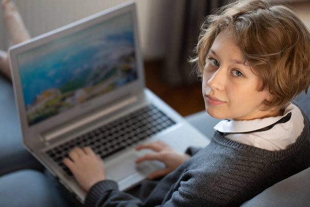 студент, який використовує онлайн-навчання, дистанційне навчання онлайн-освіта, карантин коронавірусу
 - Фото, зображення