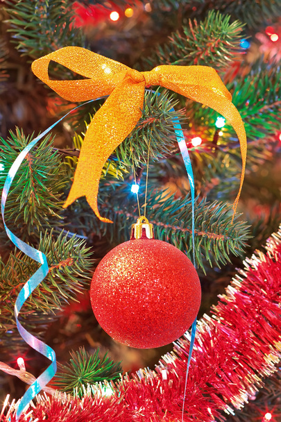 Karácsonyi dekorációk egy karácsonyfán. - Fotó, kép