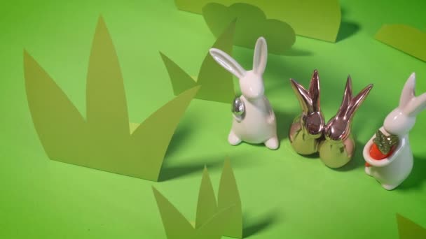 krásné zelené jarní pozadí s velikonočními králíky - Záběry, video