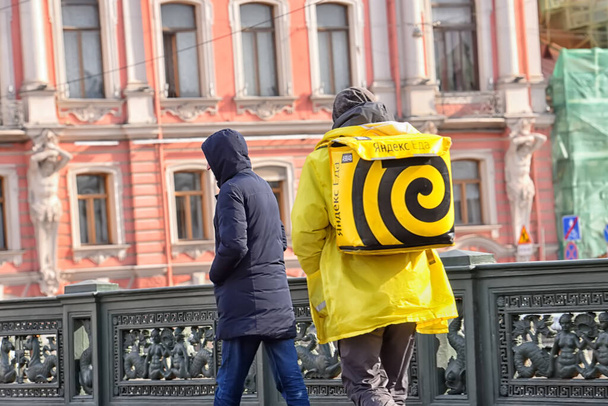 Russia, St. Petersburg 30.03.2020 Empty streets and food delivery couriers in the city center during quarantine due to the coronavirus epidemic - Foto, Bild