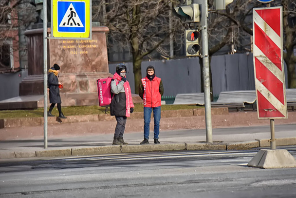 Russia, St. Petersburg 30.03.2020 Empty streets and food delivery couriers in the city center during quarantine due to the coronavirus epidemic - Foto, Imagen