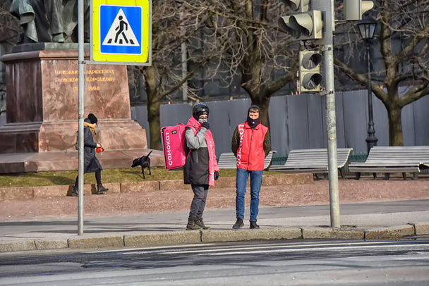 Russia, St. Petersburg 30.03.2020 Empty streets and food delivery couriers in the city center during quarantine due to the coronavirus epidemic - Fotoğraf, Görsel