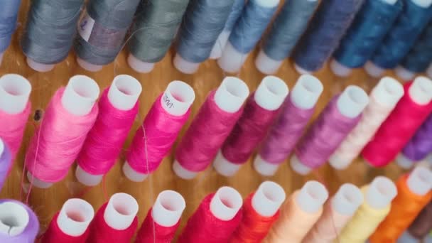 Coloridos carretes de hilos en el taller
 - Imágenes, Vídeo
