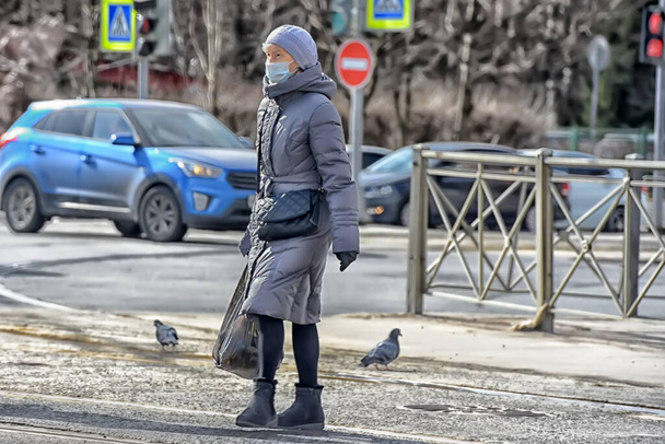 Russia, St. Petersburg 30.03.2020 Masked people in the city during quarantine due to the coronavirus epidemic - Fotoğraf, Görsel