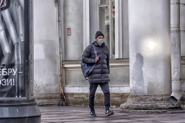 Russia, St. Petersburg 30.03.2020 Masked people in the city during quarantine due to the coronavirus epidemic - Фото, зображення