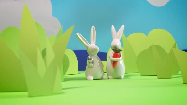 piękne zielone wiosenne tło z królikami wielkanocnymi - Materiał filmowy, wideo