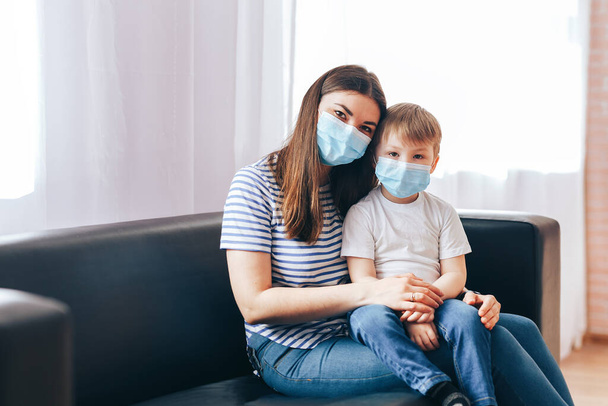Mom and son are quarantined at home - Foto, imagen