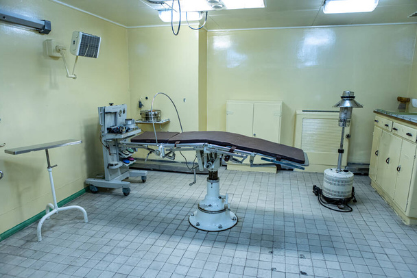 Мобільний старий операційний зал на кораблі. екстреної медичної допомоги
 - Фото, зображення