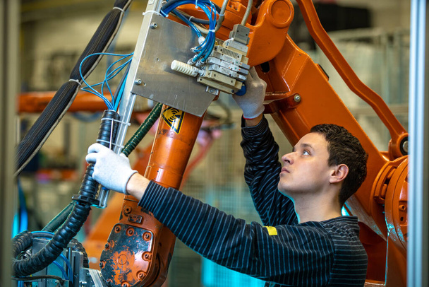 Fabrikadaki modern sanayinin robotlaştırılması. İnsan kaynaklarının yerini alacak yeni robotik silahların tanıtımı - Fotoğraf, Görsel